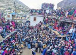 फलामको डण्डा भाँचेर शक्ति प्रदर्शन गर्दै धामीहरु