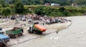 नदीजन्य पदार्थको चोरी निकासी रोक्न प्रहरीद्वारा  निगरानी