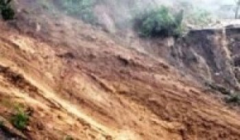 पहिरोले दाउन्नेमा चार घर विस्थापित, पूर्व–पश्चिम राजमार्ग एकतर्फी सञ्चालनमा  