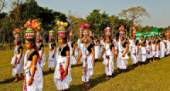 सखिया नृत्यमार्फत जनचेतना छर्दै थारु समुदायका किशोरकिशोरी