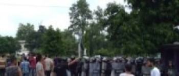 निर्माणमा अवरोध गरिएको भन्दै आन्दोलन    