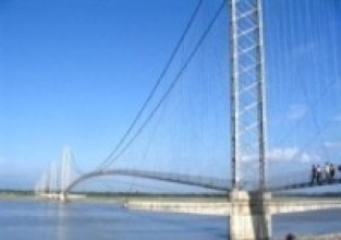 महाकाली नदीको टापुमा ट्र्याक्टरसहित थुनिए मजदुर