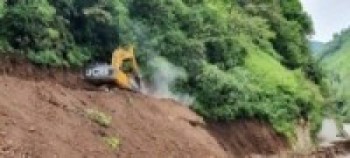 हेलिकोप्टरबाट डोजर ढुवानी गरी सिस्ने हिमालको काखमा सडक   