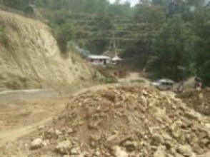 मर्मत भएन याङ्ग्री र लार्केसम्मको सडक 