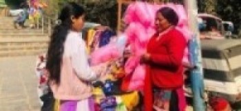 अस्मिताको सङ्घर्षः जीवन धान्न बालुवा बोक्नेदेखि ‘कटन क्यान्डी’ मेसिन चलाउनेसम्म