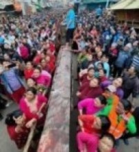 महिलाले ताने रातो मच्छिन्द्रनाथको रथ