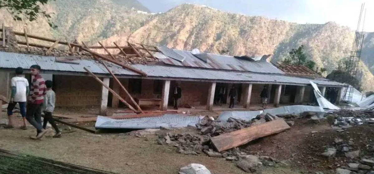 हुरीबतासले विद्यालयको छाना उडायो