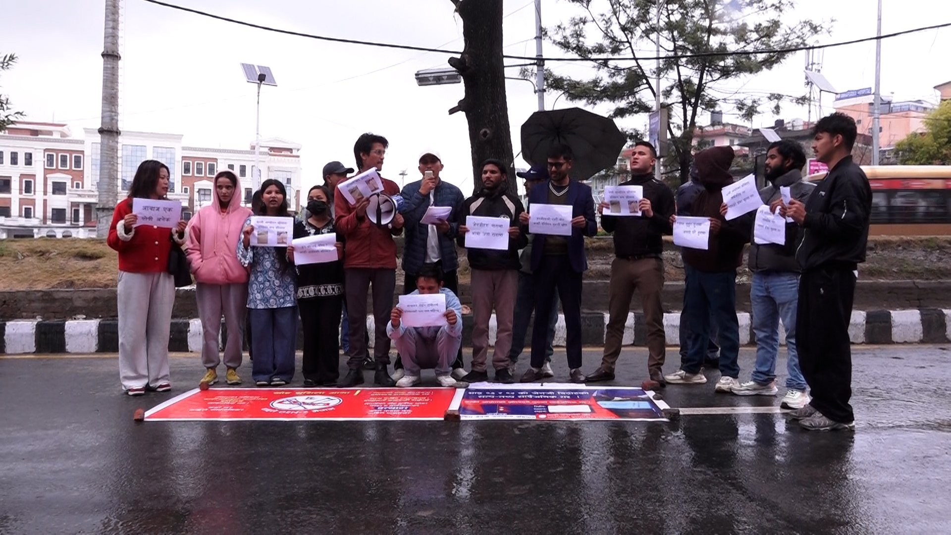 कार्की आयोगको प्रतिवेदन सार्वजनिक गर्न माग गर्दै माइतीघर मण्डलामा जेनजी युवाहरूकाे प्रदर्शन (फोटो/