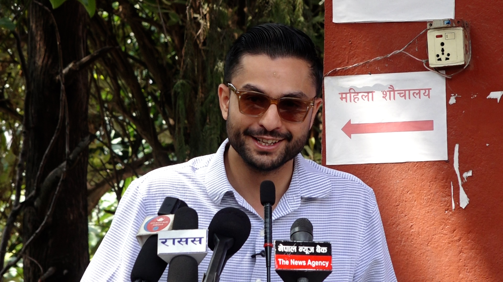 सामुदायिक र निजी विद्यालयमा भइरहेको भर्ना शुल्क र अन्य शीर्षकका लिइने शुल्कका बारेमा मन्त्री पोखरेलले गम्भीर चासो व्यक्त गरे । ‘कानुनले तोकेभन्दा बढी शुल्क लिने कार्य गैरकानुनी हो । यसको अनुग