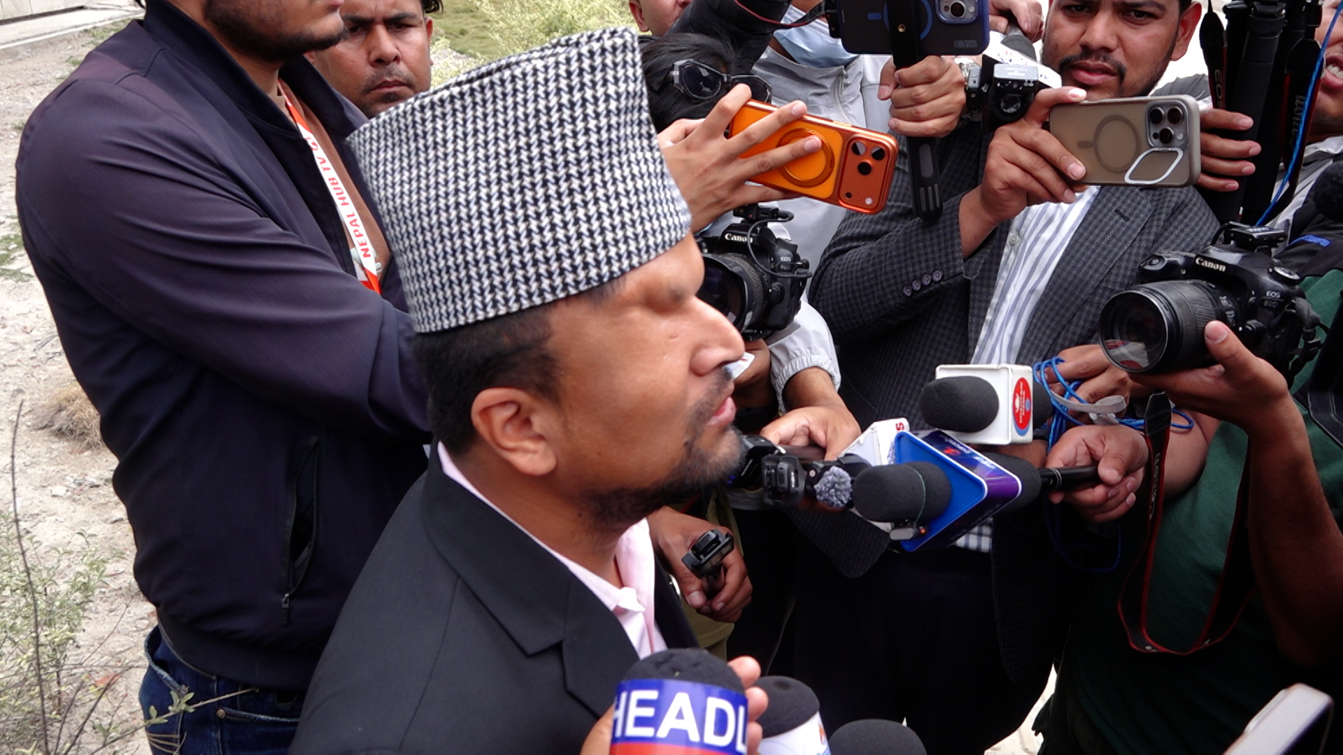 संसद बाहिर सांसद : डीपी अर्यालको प्रशंसा, ‘बादल’को आलोचना