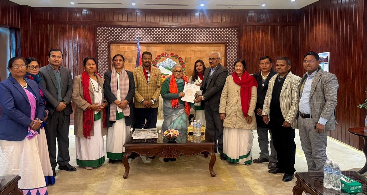 प्रधानमन्त्री कार्कीसँग थारू कल्याणकारिणी सभाको भेट