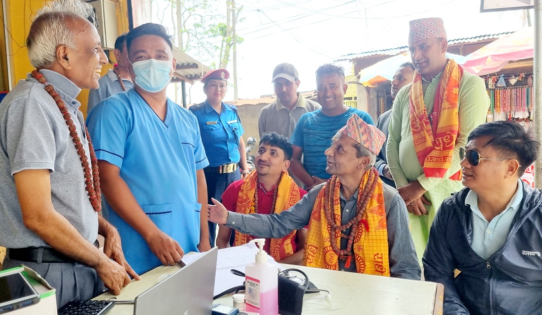 कांग्रेसको हेल्थ डेस्कमा मन्त्री परिषदका पूर्व अध्यक्ष तथा पूर्व प्रधानन्यायाधीश रेग्मीले गराए स्वास्थ्य जांच कुम्भ स्नानस्थल व्यवस्थित नभएको गुनासो