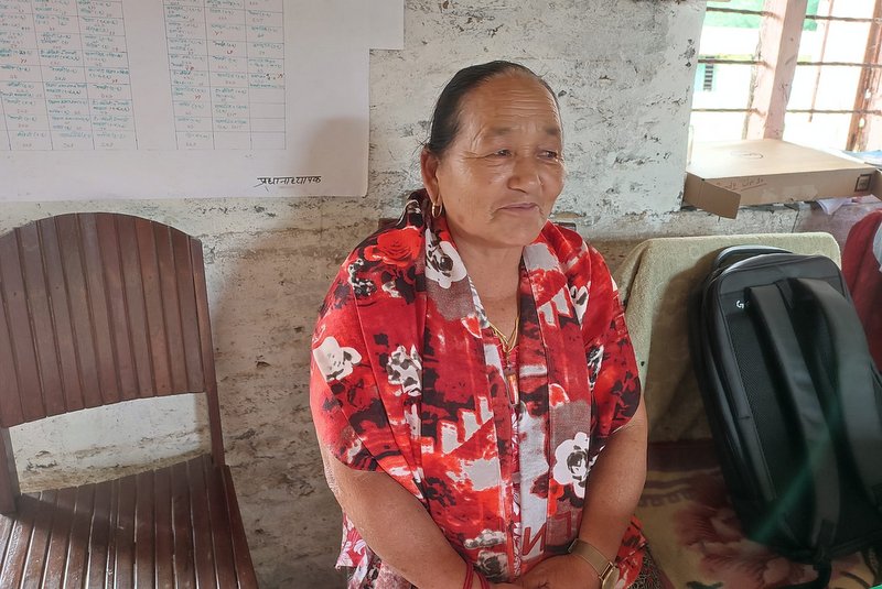 बाउन्न वर्षको उमेरमा विद्यालय भर्ना भएर कक्षा १ मा पढ्दै वडासदस्य डल्लीदेवी