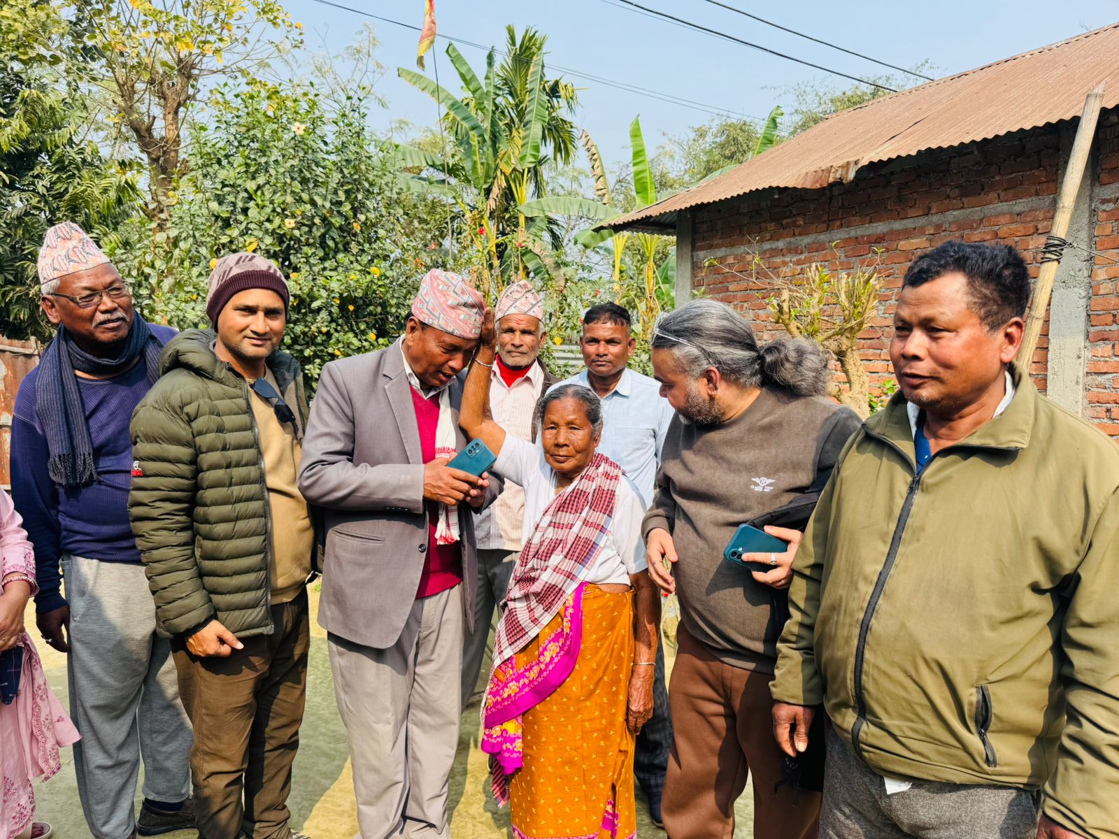 भूमिहीनको आवाज ओलीसमक्षः ‘फेरि जितेर धनीपुर्जा दिलाइदिनुहोस्’