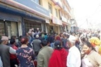 बैंकमा सर्वसाधारणको भीड