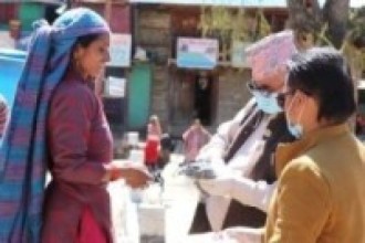 घरघरमा पुगेर साबुन र मास्क बाँड्दै गाउँपालिका