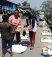 झापा कमल गाउपालीकामा १९० घर परिवारलाई खाद्यान्न वितरण  सम्पन्न