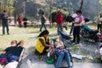 बिरामीलाई रगतको अभाव भएपछि रक्तदान गर्दै