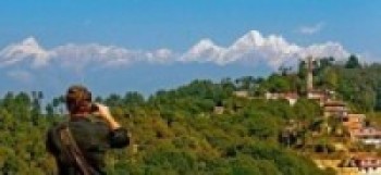 स्वदेशी पर्यटकले खचाखच रानीकोटदेखि नगरकोटसम्म ; मुखमा मास्क छैन, भौतिक दूरी त परैको कुरा