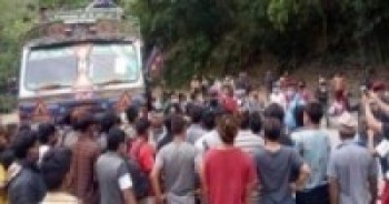 घर हिँडेका मज्दुरहरु  धादिङ र चितवनको सिमानामा    अलपत्र