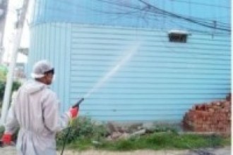 स्यानिटाइजर छर्किदै