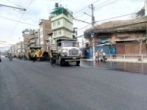 लकडाउनमा धमाधम कालोपत्र गरिदै