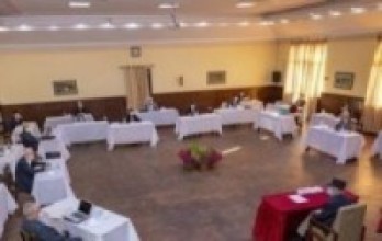 पैदलयात्रीलाई खाजा खुवाउँदै गाडी चढाउँदै गाउँपालिका