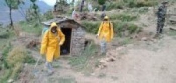 किटनाशक औैषधि छर्किदै नेपाली सेना