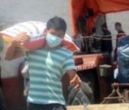 चामल लिएर गन्तव्यतर्फ जाँदै सर्वसाधारण