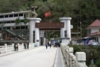 तातोपानी नाकाबाट स्वास्थ्य सामग्री भित्रिँदै