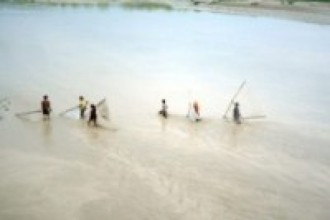 कान्द्रा नदीमा माछा मार्दै महिला