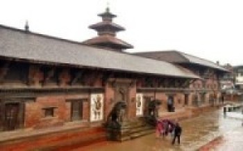 भिज्दै हिँडेका सर्वसाधारण