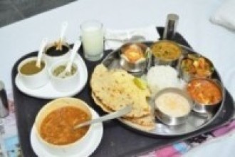 नेकपाका नेता श्रीवास्तवले निःशुल्क खानाको व्यवस्था