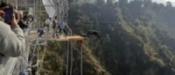 साहसिक पर्यटक पर्खंदै अग्लो बन्जी पुल   