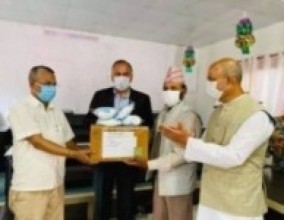 पूर्वमन्त्री भण्डारीद्वारा स्वास्थ्य सामग्री सहयोग