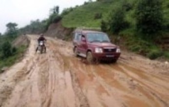 भारी वर्षाका कारण मध्यपहाडी लोकमार्ग अवरुद्ध