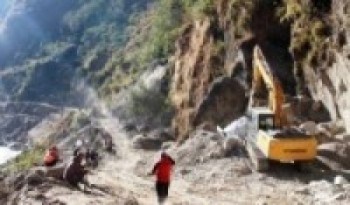 बाढीले जोमसोम–कोरला सडक अवरुद्ध