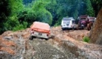 लोकमार्ग कतै भासियो, कतै कालोपत्र उप्कियो