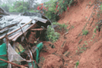 पहिरोले घर पुर्दा एक युवकको मृत्यु, तीन घाइते