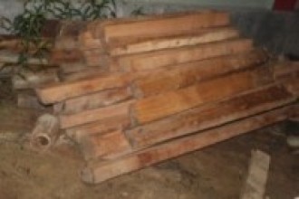 अवैध काठसहित तीन पक्राउ   