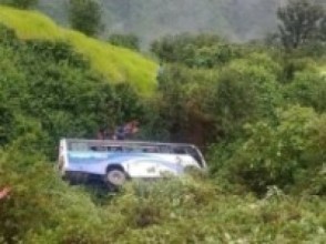 डडेल्धुरामा बस दुर्घटना, १० घाइते   