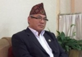 गृहमन्त्री थापाद्वारा राहत वितरण