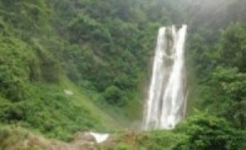 पानी उड्ने उडाइनो झरनामा भीड