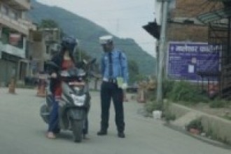 सवारी साधन जाँच गर्दै प्रहरी