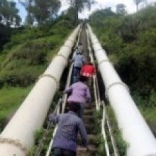 पावर हाउसको सिँढी उक्लिदै सर्वसाधारण