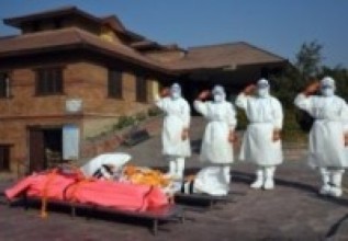 आलेख : परम्परा तोडेर सङ्क्रमितको शव काँधमा उठाउँदै महिला