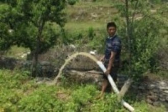 आलु खेतीमा रमाउँदै प्रकाश सर   