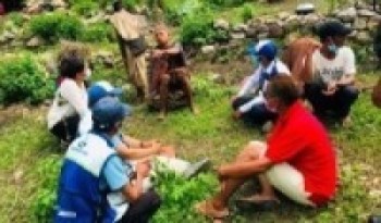 राउटे मुखियासँग आयोगका कर्मचारी !