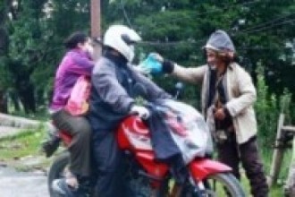 भोकालाई खाना खुवाउने जोडी  