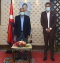 प्रधानमन्त्री देउवा र पूर्वकप्तान  खड्काबीच भेट